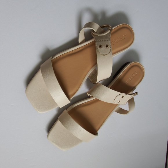 NWOT Cream Flat Slip On Sandals 10 - Picture 2 of 4